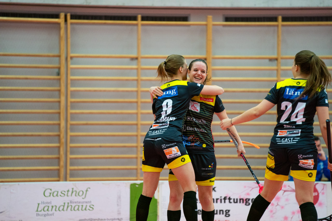 Damen NLA Playoff Viertelfinals, Spiel 3, Switzerland: 06.03.2020, Burgdorf, Schützenmatte, Simone Wyss (Nr. 10, Wizards Bern Burgdorf) jubelt mit Mirjam Hintermann (Nr. 9, Wizards Bern Burgdorf) 

Credit: Claudio Schwarz, unihockey-fotos.ch