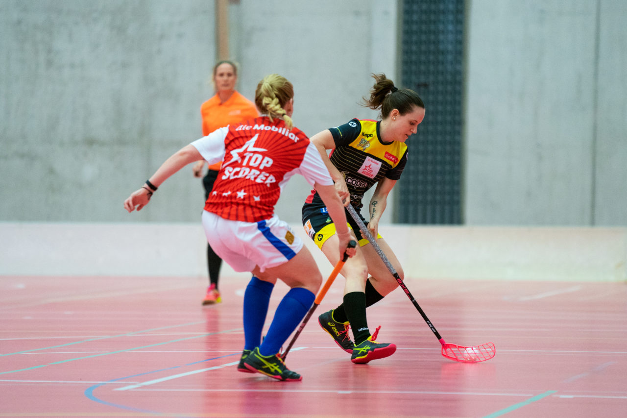 Damen NLA Playoff Viertelfinals, Spiel 3, Switzerland: 06.03.2020, Burgdorf, Schützenmatte, Topscorer-Duell mit Sandra Kuster (Nr. 23, Zug United) und Simone Wyss (Nr. 10, Wizards Bern Burgdorf) 

Credit: Claudio Schwarz, unihockey-fotos.ch