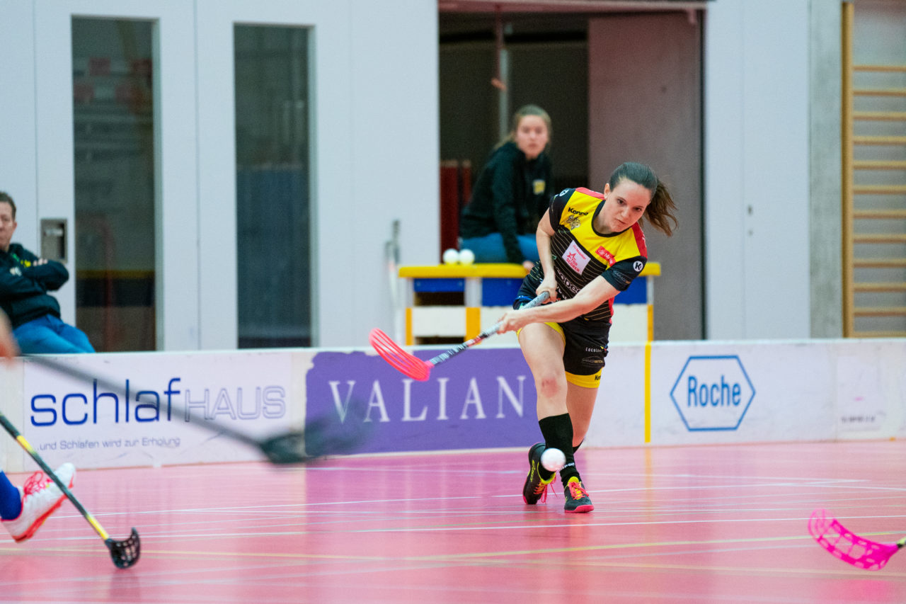 Damen NLA Playoff Viertelfinals, Spiel 3, Switzerland: 06.03.2020, Burgdorf, Schützenmatte, Simone Wyss (Nr. 10, Wizards Bern Burgdorf) schiesst

Credit: Claudio Schwarz, unihockey-fotos.ch