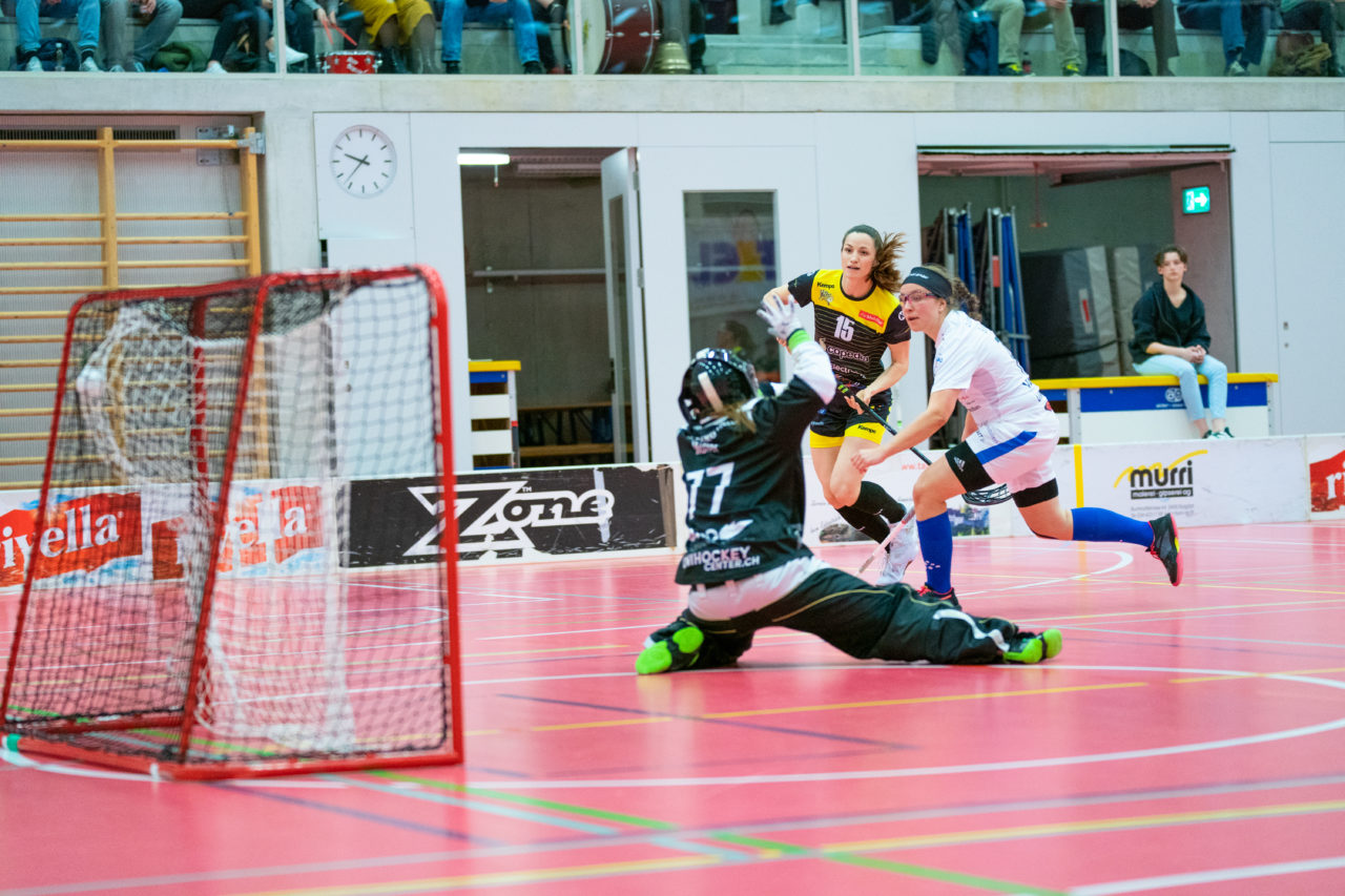 Damen NLA Playoff Viertelfinals, Spiel 3, Switzerland: 06.03.2020, Burgdorf, Schützenmatte, Nicole Mucha (Nr. 15, Wizards Bern Burgdorf) trifft

Credit: Claudio Schwarz, unihockey-fotos.ch
