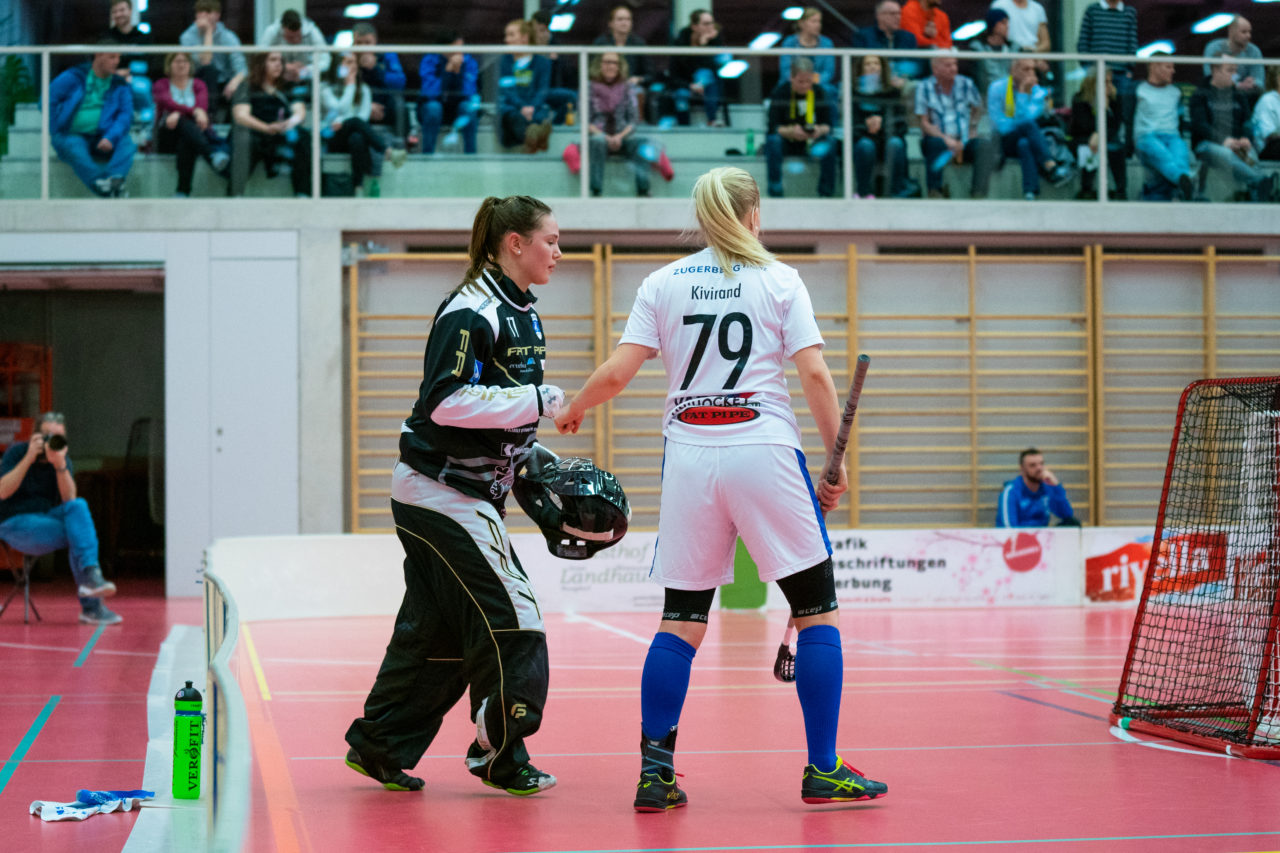 Damen NLA Playoff Viertelfinals, Spiel 3, Switzerland: 06.03.2020, Burgdorf, Schützenmatte, Micheline Müller (Nr. 77, Zug United) klatscht mit Katrin Kivirand (Nr. 79, Zug United) ab

Credit: Claudio Schwarz, unihockey-fotos.ch