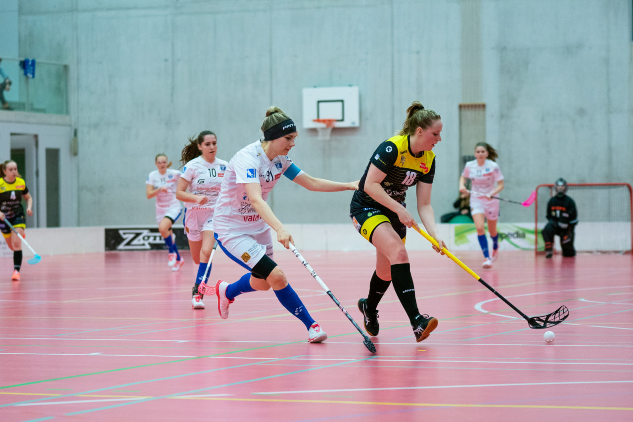 Damen NLA Playoff Viertelfinals, Spiel 3, Switzerland: 06.03.2020, Burgdorf, Schützenmatte, Ramona Bichsel (Nr. 31, Zug United) im Duell mit Lea Hanimann (Nr. 18, Wizards Bern Burgdorf) 

Credit: Claudio Schwarz, unihockey-fotos.ch