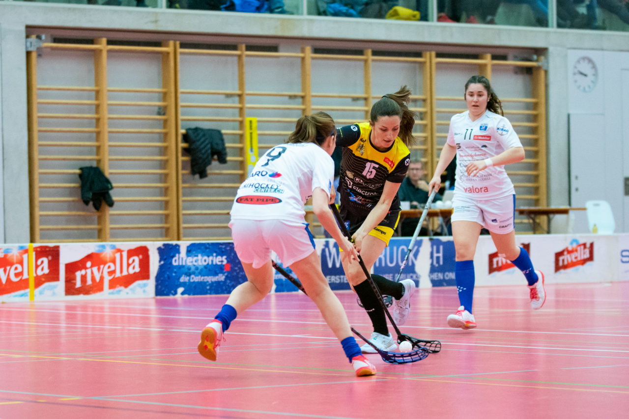 Damen NLA Playoff Viertelfinals, Spiel 3, Switzerland: 06.03.2020, Burgdorf, Schützenmatte, Nicole Mucha (Nr. 15, Wizards Bern Burgdorf) wird von Michelle Krähenbühl (Nr. 9, Zug United) geblockt

Credit: Claudio Schwarz, unihockey-fotos.ch
