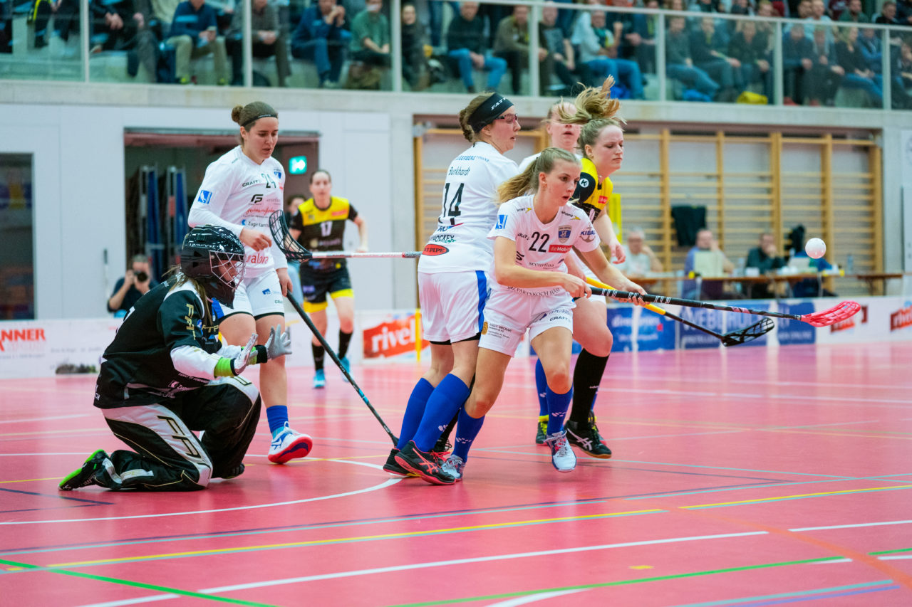 Damen NLA Playoff Viertelfinals, Spiel 3, Switzerland: 06.03.2020, Burgdorf, Schützenmatte, Noelle Städler (Nr. 22, Zug United) eilt dem Ball hinterher

Credit: Claudio Schwarz, unihockey-fotos.ch