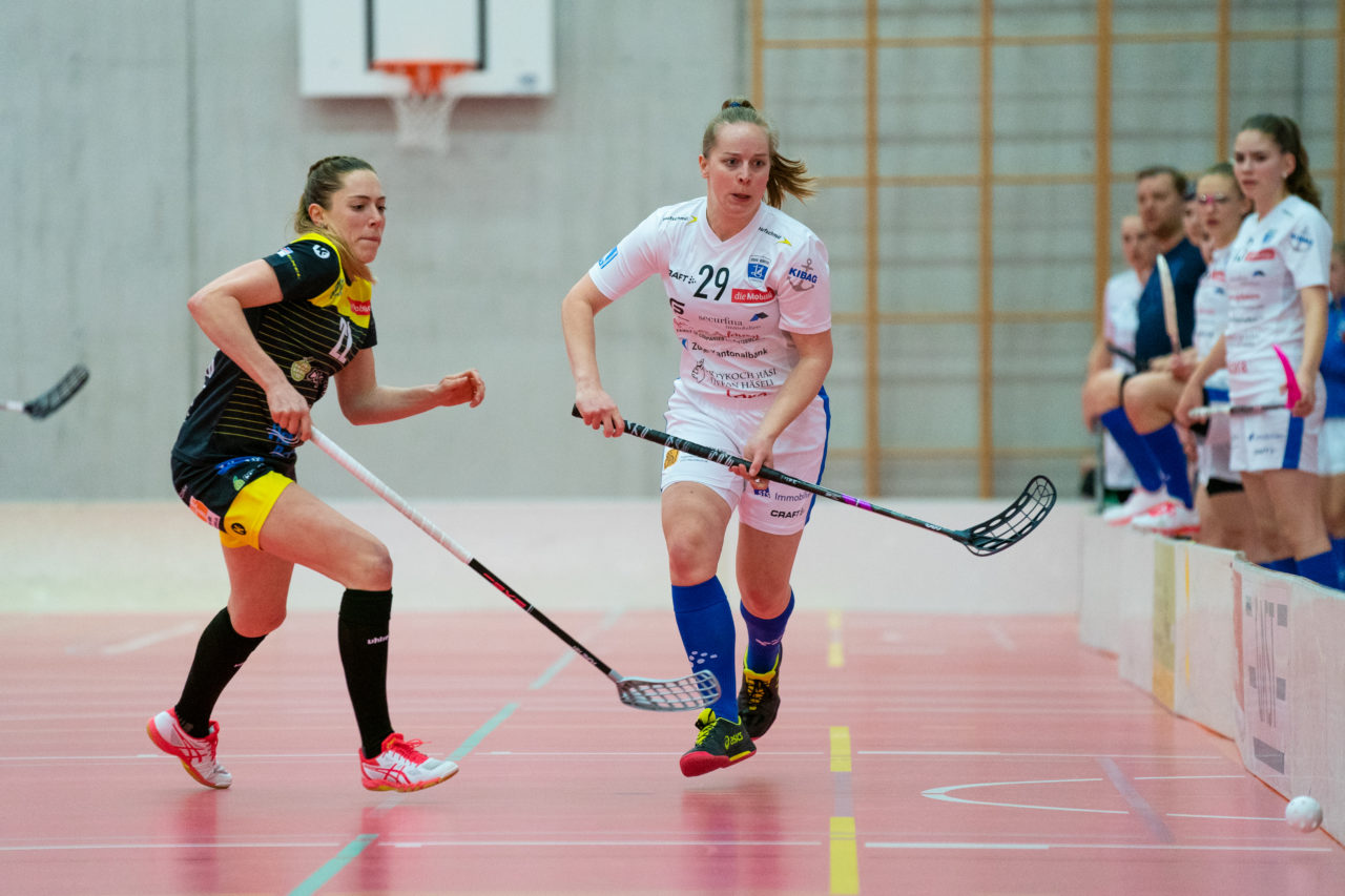 Damen NLA Playoff Viertelfinals, Spiel 3, Switzerland: 06.03.2020, Burgdorf, Schützenmatte, Marina Schürmann (Nr. 29, Zug United) sieht dem Ball hinterher

Credit: Claudio Schwarz, unihockey-fotos.ch