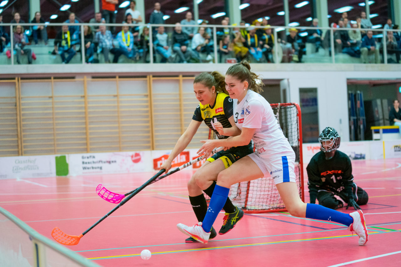 Damen NLA Playoff Viertelfinals, Spiel 3, Switzerland: 06.03.2020, Burgdorf, Schützenmatte, Marlene Haldimann (Nr. 14, Wizards Bern Burgdorf) im Zweikampf mit Ronja Bichsel (Nr. 13, Zug United) 

Credit: Claudio Schwarz, unihockey-fotos.ch