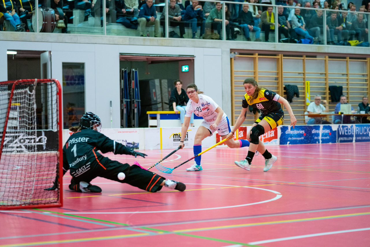 Damen NLA Playoff Viertelfinals, Spiel 3, Switzerland: 06.03.2020, Burgdorf, Schützenmatte, Sabrina Bösch (Nr. 93, Zug United) verpasst knapp

Credit: Claudio Schwarz, unihockey-fotos.ch