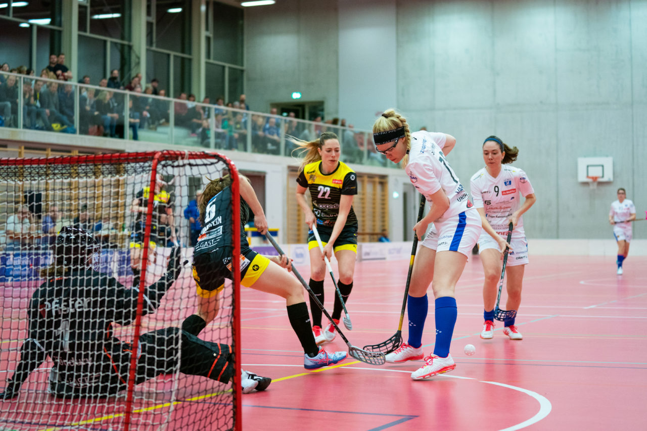 Damen NLA Playoff Viertelfinals, Spiel 3, Switzerland: 06.03.2020, Burgdorf, Schützenmatte, Ballunglück für Romana Gemperle (Nr. 19, Zug United) 

Credit: Claudio Schwarz, unihockey-fotos.ch