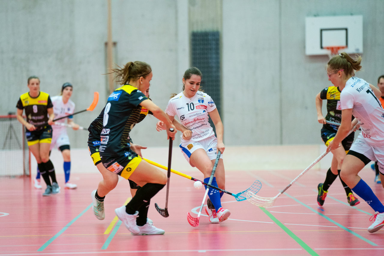 Damen NLA Playoff Viertelfinals, Spiel 3, Switzerland: 06.03.2020, Burgdorf, Schützenmatte, Olivia Herzog (Nr. 10, Zug United) versucht den Ball zu erhaschen

Credit: Claudio Schwarz, unihockey-fotos.ch