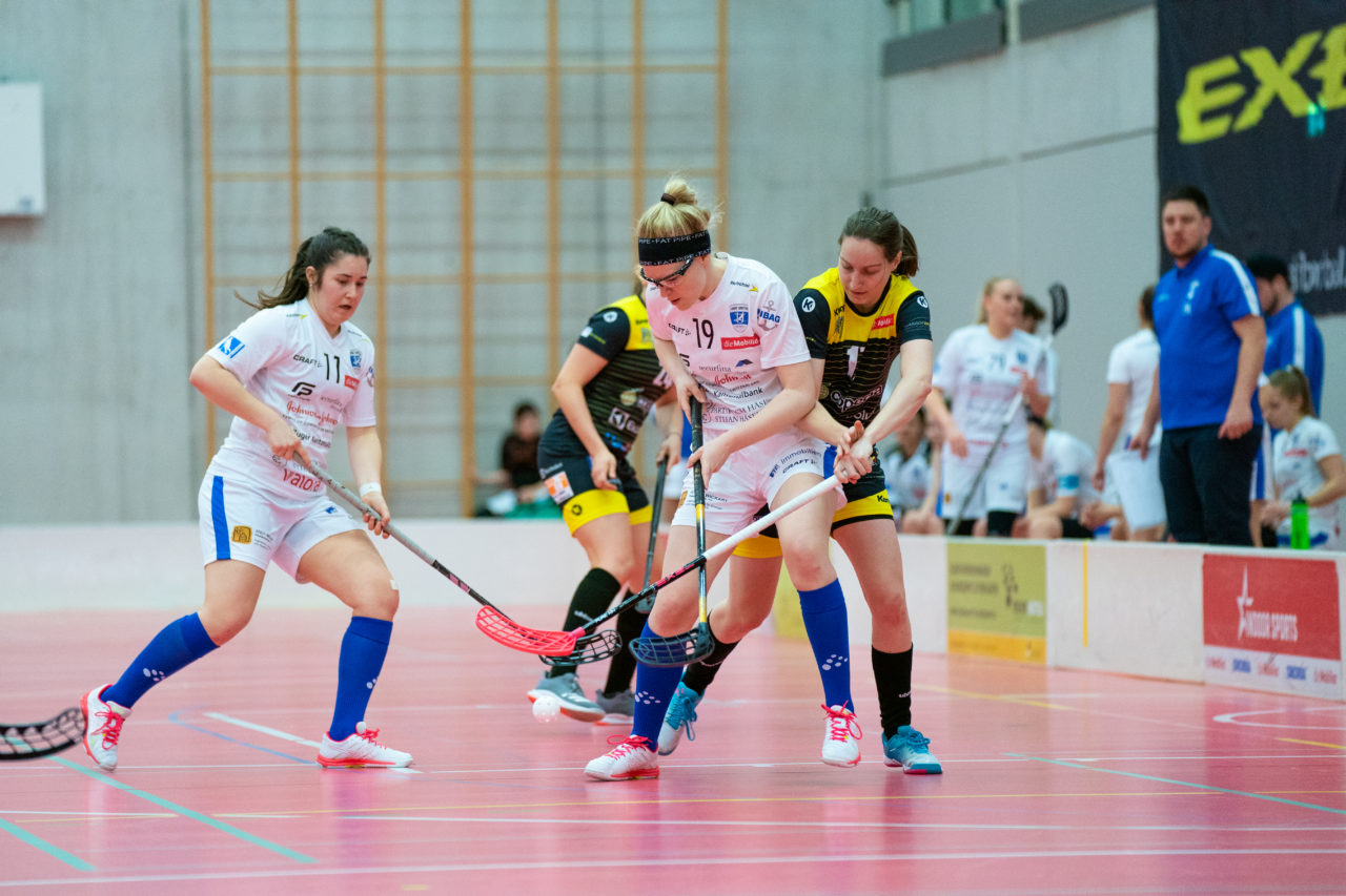 Damen NLA Playoff Viertelfinals, Spiel 3, Switzerland: 06.03.2020, Burgdorf, Schützenmatte, Romana Gemperle (Nr. 19, Zug United) im Zweikampf mit Laura Marendaz (Nr. 17, Wizards Bern Burgdorf) 

Credit: Claudio Schwarz, unihockey-fotos.ch