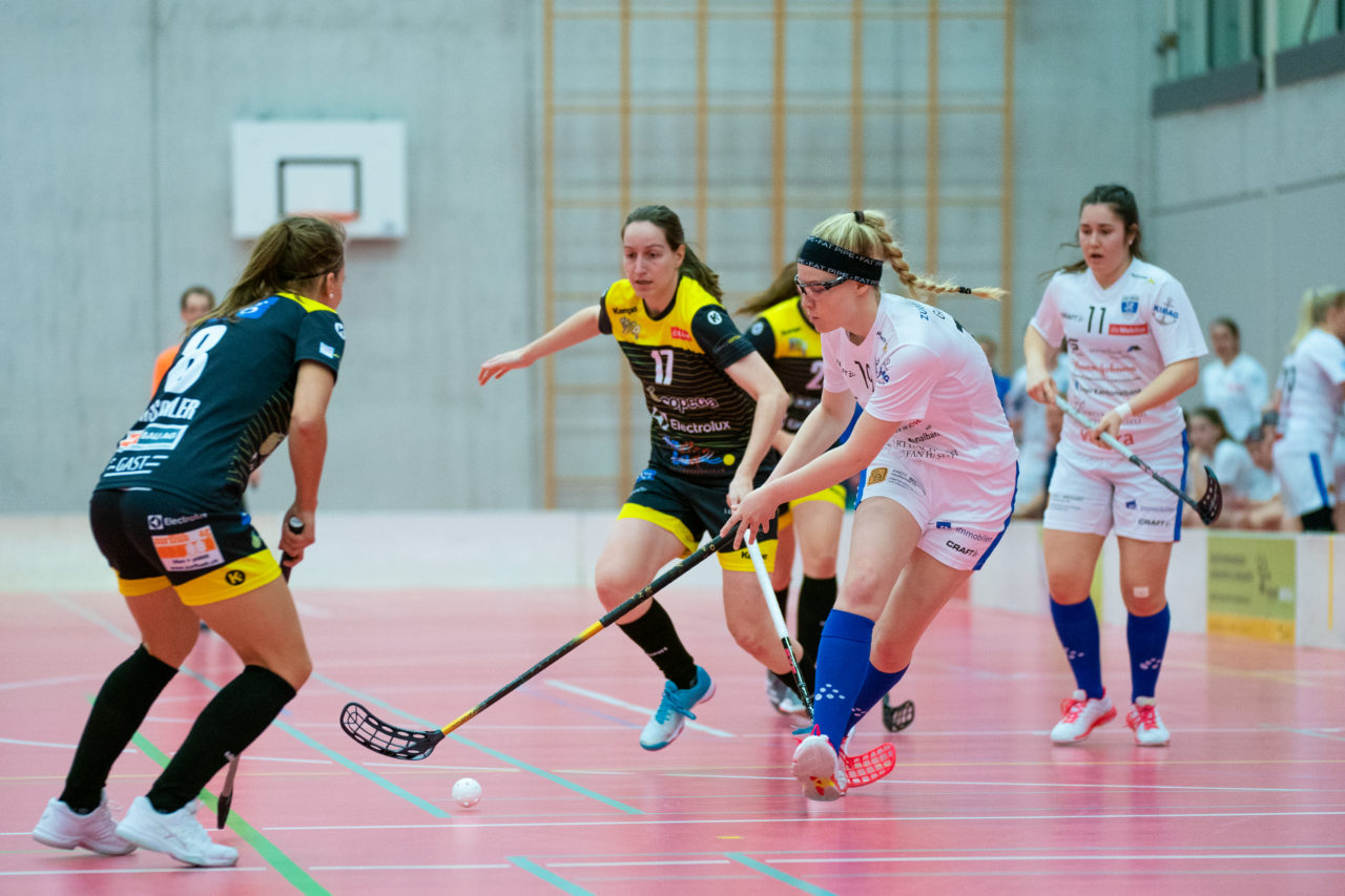 Damen NLA Playoff Viertelfinals, Spiel 3, Switzerland: 06.03.2020, Burgdorf, Schützenmatte, Romana Gemperle (Nr. 19, Zug United) spielt den Ball

Credit: Claudio Schwarz, unihockey-fotos.ch