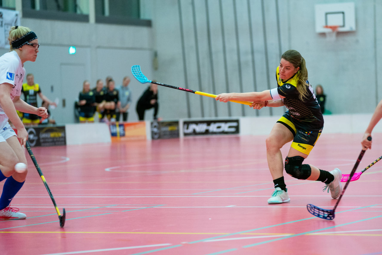 Damen NLA Playoff Viertelfinals, Spiel 3, Switzerland: 06.03.2020, Burgdorf, Schützenmatte, Evelina Garbare (Nr. 59, Wizards Bern Burgdorf) schiesst

Credit: Claudio Schwarz, unihockey-fotos.ch