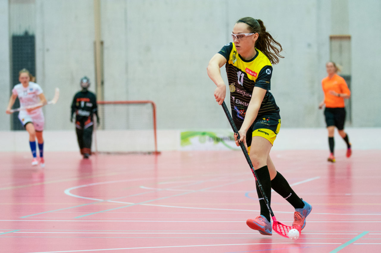 Damen NLA Playoff Viertelfinals, Spiel 3, Switzerland: 06.03.2020, Burgdorf, Schützenmatte, Jasmin Weber (Nr. 11, Wizards Bern Burgdorf) spielt den Ball

Credit: Claudio Schwarz, unihockey-fotos.ch