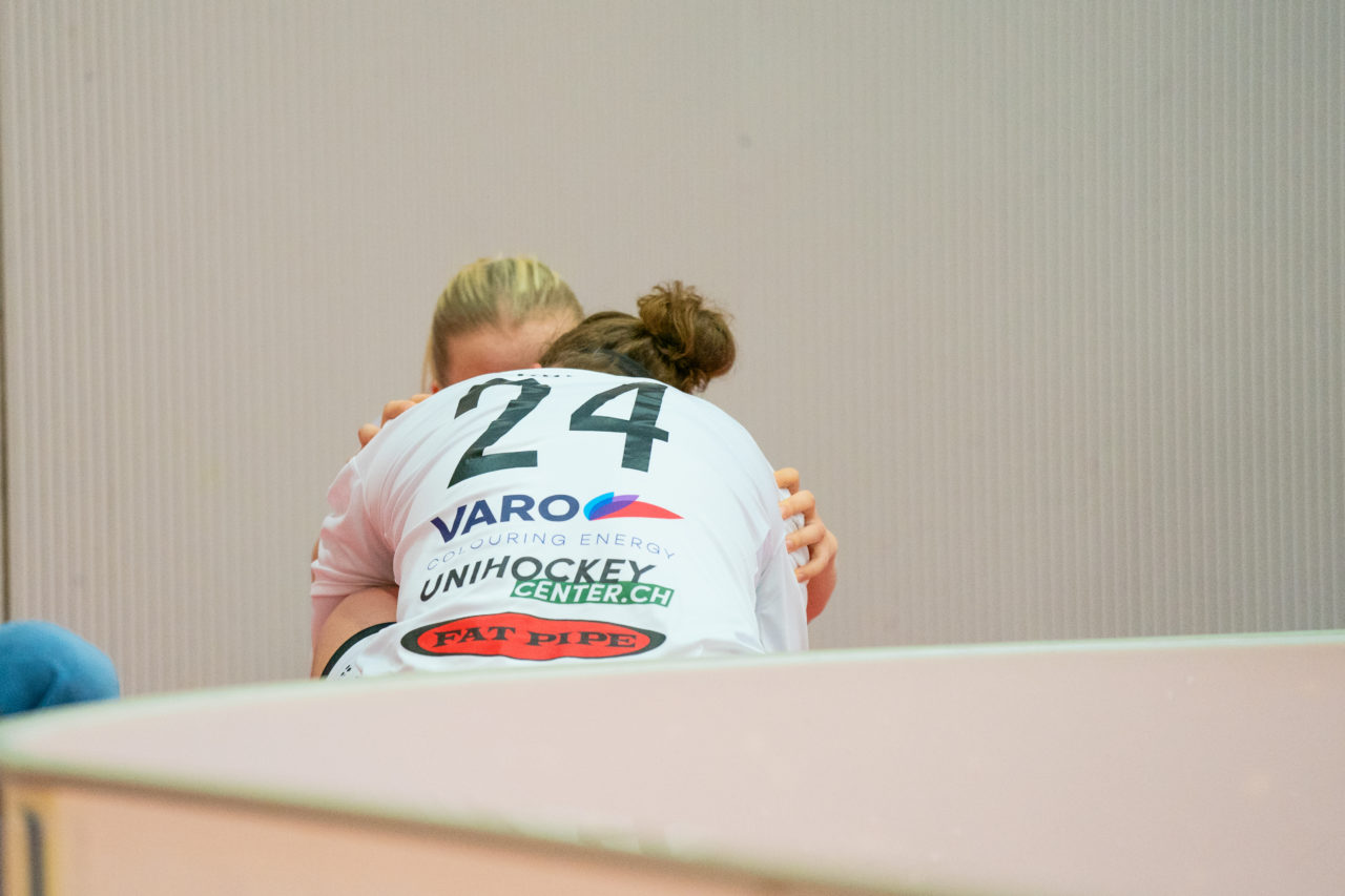 Damen NLA Playoff Viertelfinals, Spiel 3, Switzerland: 06.03.2020, Burgdorf, Schützenmatte, Samira Inglin (Nr. 24, Zug United) wird von Katrin Kivirand (Nr. 79, Zug United) getröstet

Credit: Claudio Schwarz, unihockey-fotos.ch