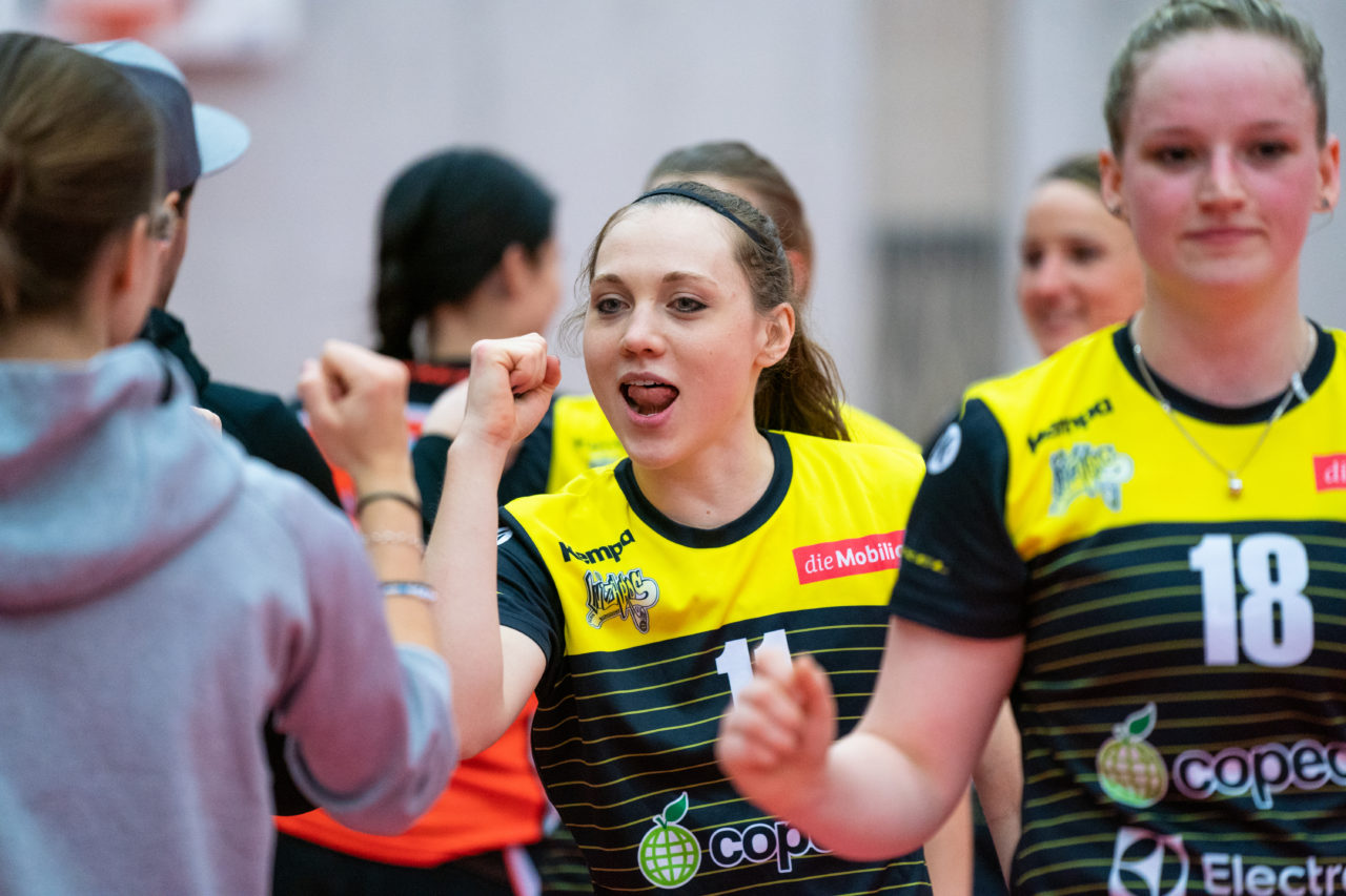 Damen NLA Playoff Viertelfinals, Spiel 3, Switzerland: 06.03.2020, Burgdorf, Schützenmatte, Jasmin Weber (Nr. 11, Wizards Bern Burgdorf) mit dem Fist-Bump

Credit: Claudio Schwarz, unihockey-fotos.ch