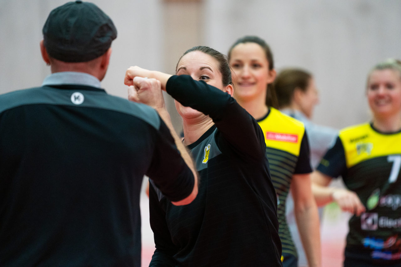Damen NLA Playoff Viertelfinals, Spiel 3, Switzerland: 06.03.2020, Burgdorf, Schützenmatte, Fist-Bump

Credit: Claudio Schwarz, unihockey-fotos.ch