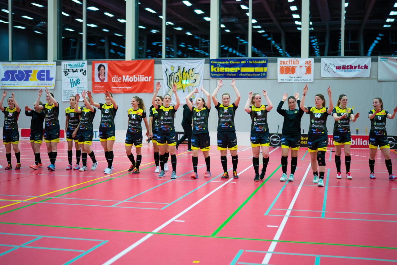 Damen NLA Playoff Viertelfinals, Spiel 3, Switzerland: 06.03.2020, Burgdorf, Schützenmatte, La-Ola für die Fans der Wizards

Credit: Claudio Schwarz, unihockey-fotos.ch
