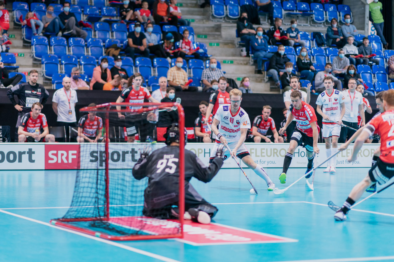 Supercup Final 4, Final Männer, Switzerland: 30.08.2020, Zürich, Saalsporthalle, Jonas Guggisberg (Nr. 49, Floorball Köniz) am Ball

Credit: Claudio Schwarz, unihockey-fotos.ch
