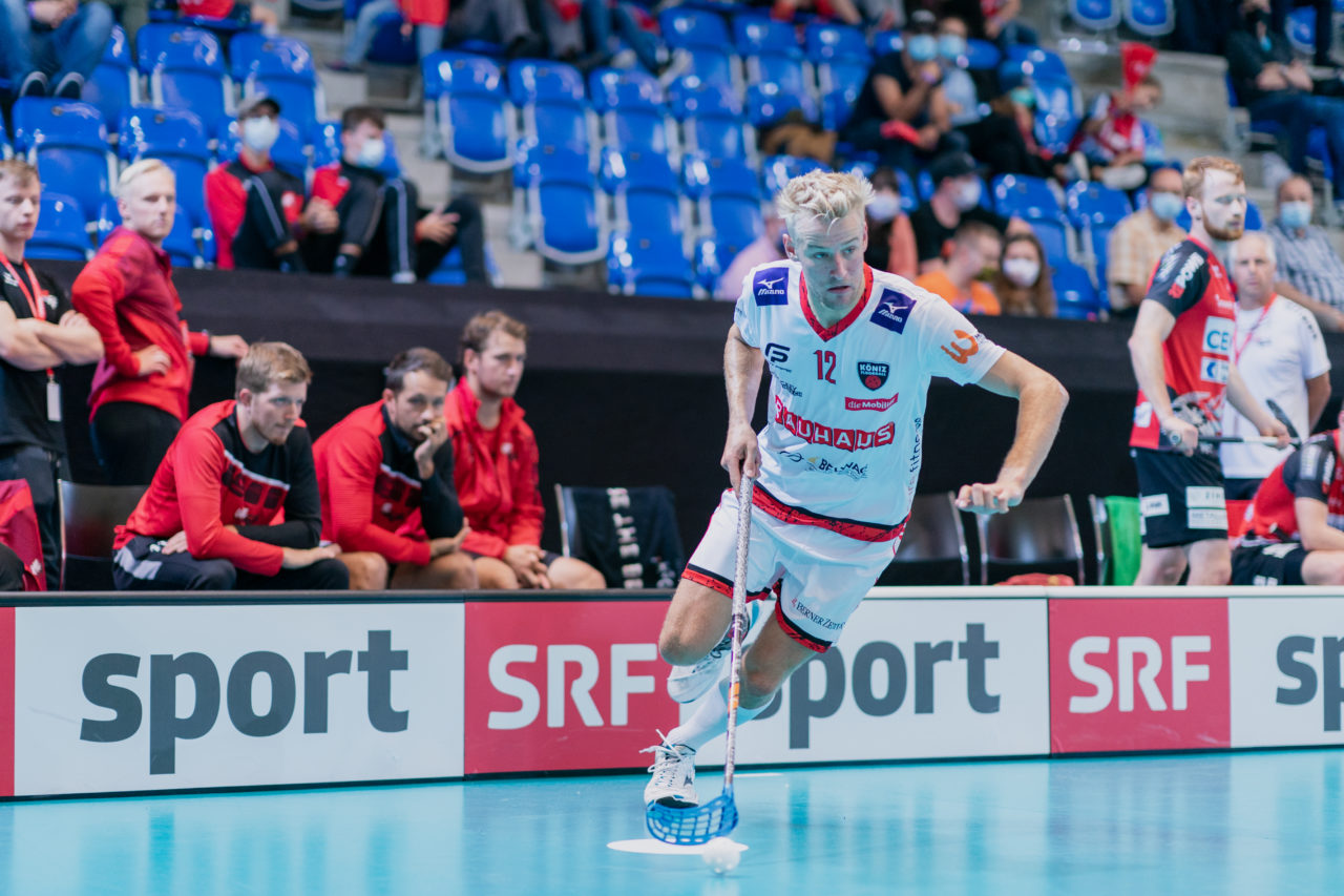 Supercup Final 4, Final Männer, Switzerland: 30.08.2020, Zürich, Saalsporthalle, Tim Aebersold (Nr. 12, Floorball Köniz) am Ball

Credit: Claudio Schwarz, unihockey-fotos.ch