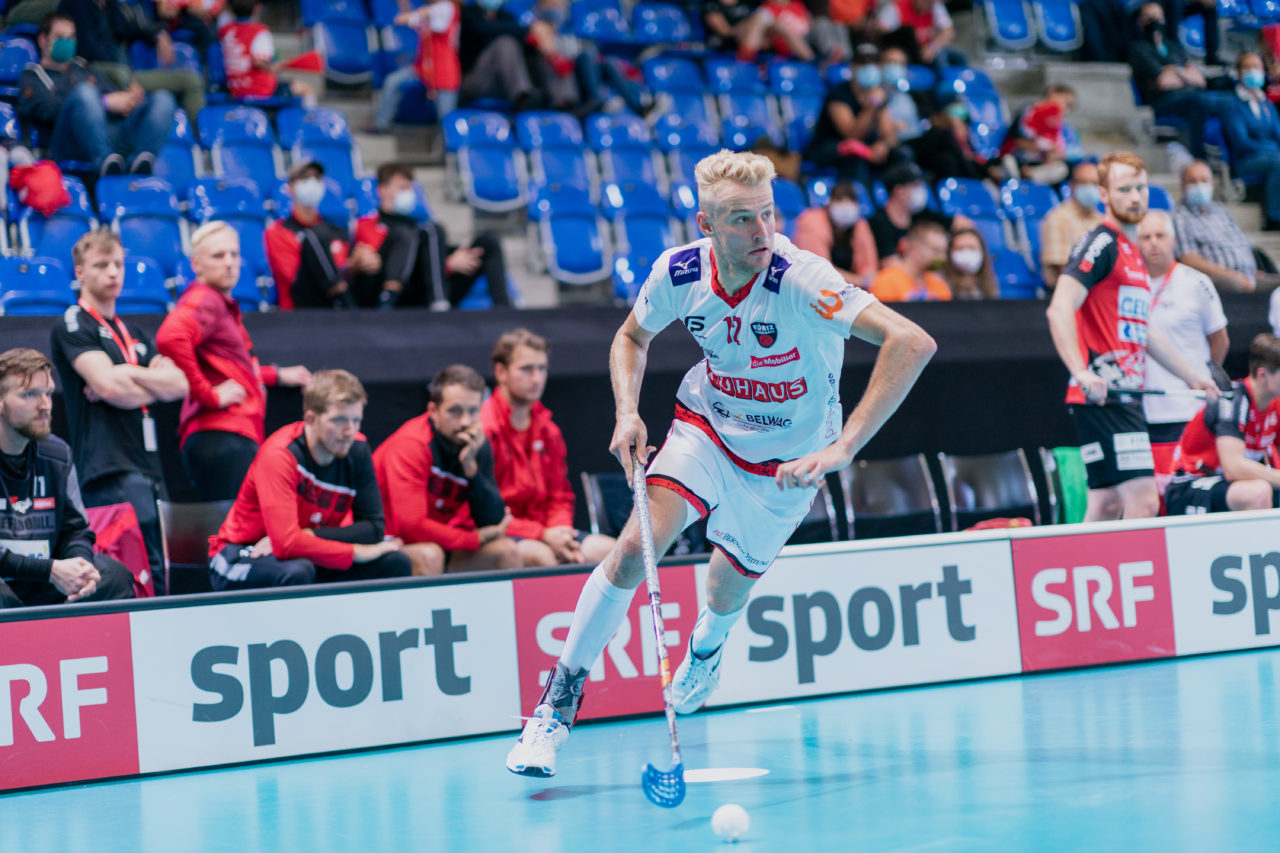 Supercup Final 4, Final Männer, Switzerland: 30.08.2020, Zürich, Saalsporthalle, Tim Aebersold (Nr. 12, Floorball Köniz) am Ball

Credit: Claudio Schwarz, unihockey-fotos.ch