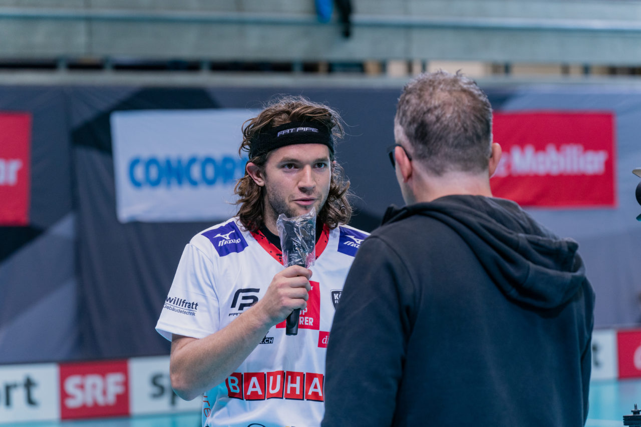 Supercup Final 4, Final Männer, Switzerland: 30.08.2020, Zürich, Saalsporthalle, Manuel Engel (Nr. 93, Floorball Köniz) gibt ein Pauseninterview

Credit: Claudio Schwarz, unihockey-fotos.ch