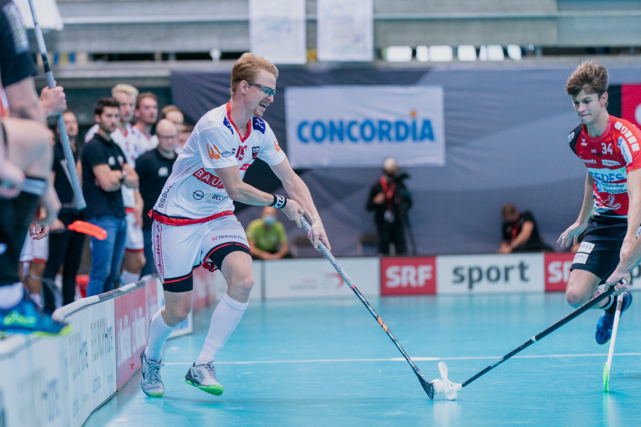 Supercup Final 4, Final Männer, Switzerland: 30.08.2020, Zürich, Saalsporthalle, Jonas Guggisberg (Nr. 49, Floorball Köniz) am Ball

Credit: Claudio Schwarz, unihockey-fotos.ch