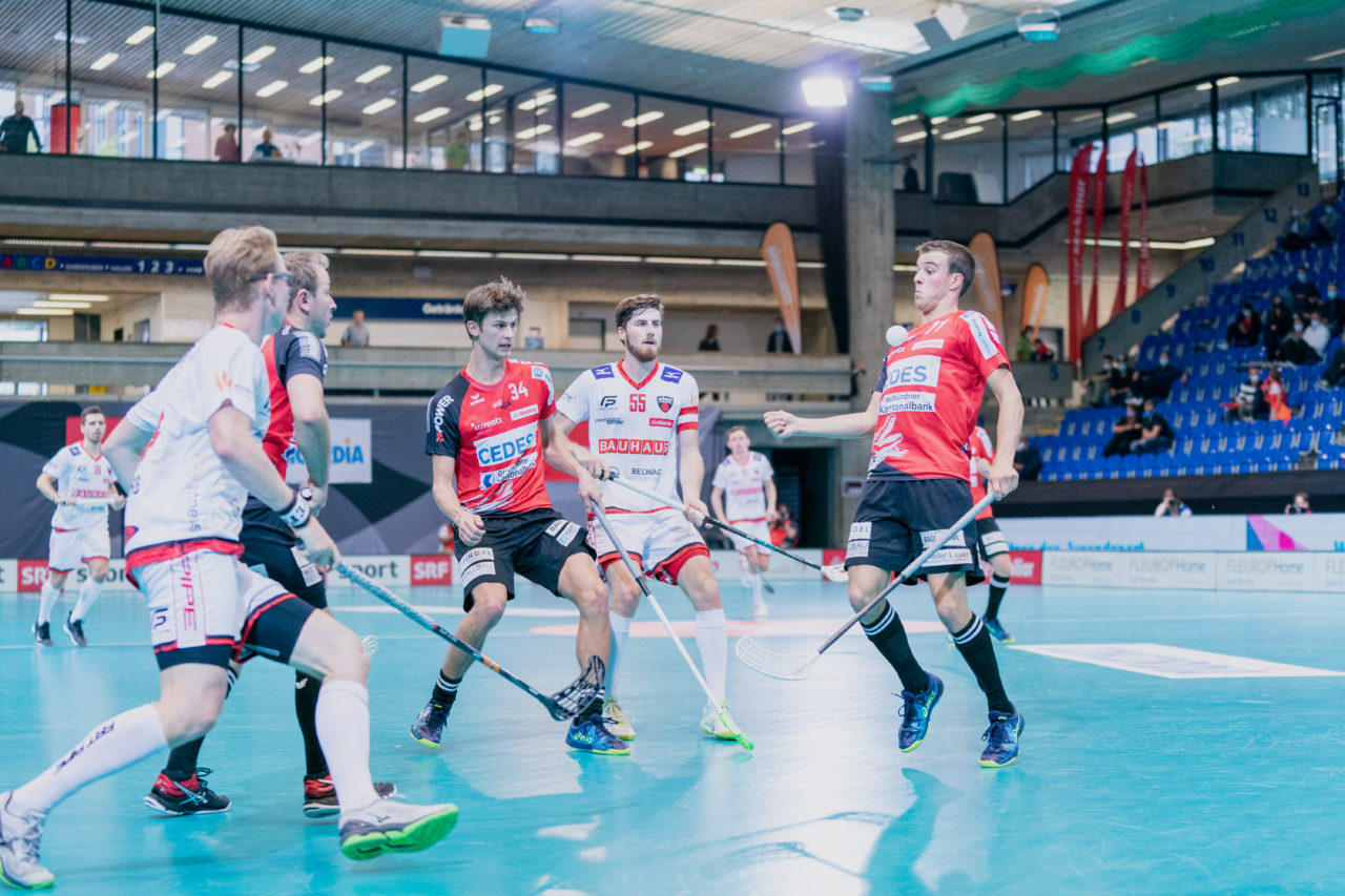 Supercup Final 4, Final Männer, Switzerland: 30.08.2020, Zürich, Saalsporthalle, Christian Gartmann (Nr. 11, Alligator Malans) nimmt den Ball mit der Brust an

Credit: Claudio Schwarz, unihockey-fotos.ch