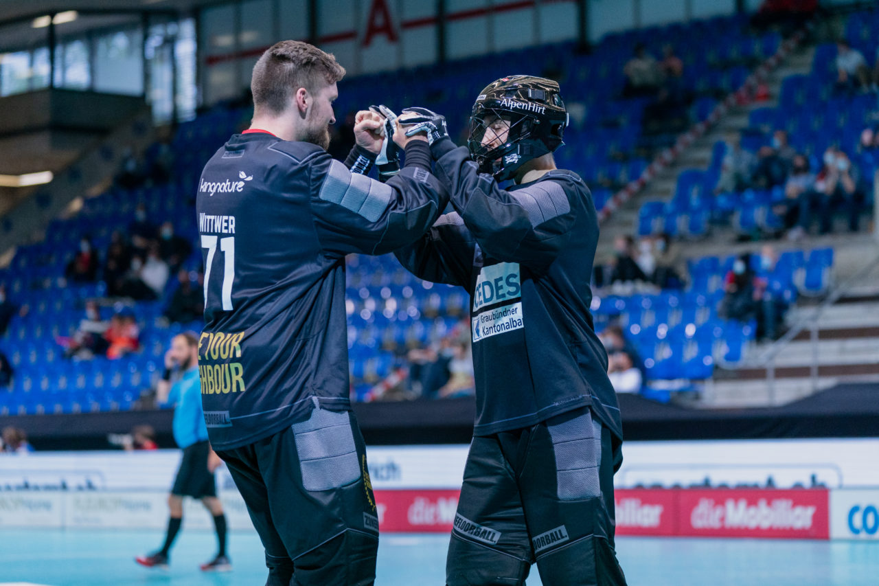 Supercup Final 4, Final Männer, Switzerland: 30.08.2020, Zürich, Saalsporthalle, Jonas Wittwer (Nr. 71, Alligator Malans) klatscht mit Sandro Breu (Nr. 65, Alligator Malans)

Credit: Claudio Schwarz, unihockey-fotos.ch