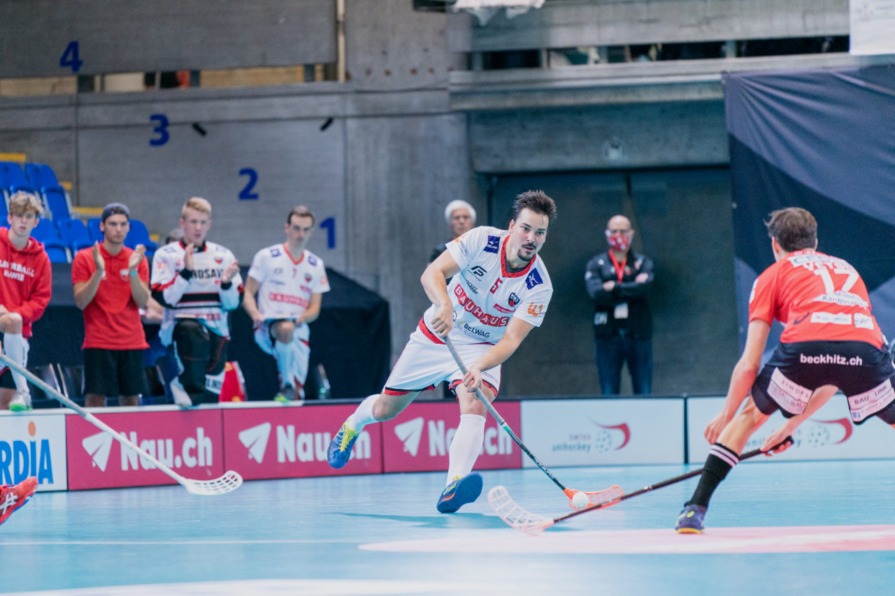 Supercup Final 4, Final Männer, Switzerland: 30.08.2020, Zürich, Saalsporthalle, Martin Kisugite (Nr. 5, Floorball Köniz) spielt den Ball

Credit: Claudio Schwarz, unihockey-fotos.ch