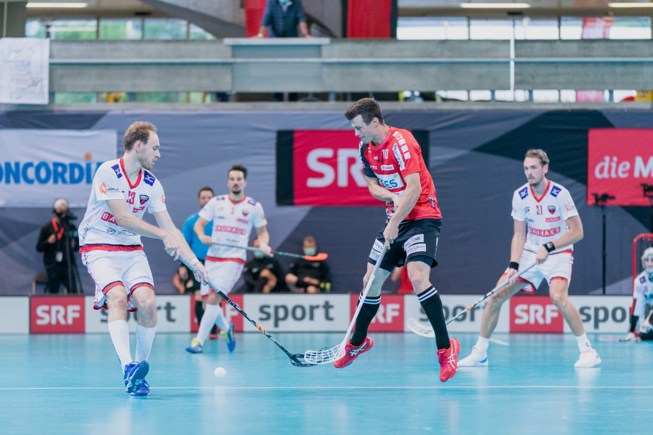 Supercup Final 4, Final Männer, Switzerland: 30.08.2020, Zürich, Saalsporthalle, Gian-Marco Capatt (Nr. 10, Alligator Malans) spielt den Ball

Credit: Claudio Schwarz, unihockey-fotos.ch