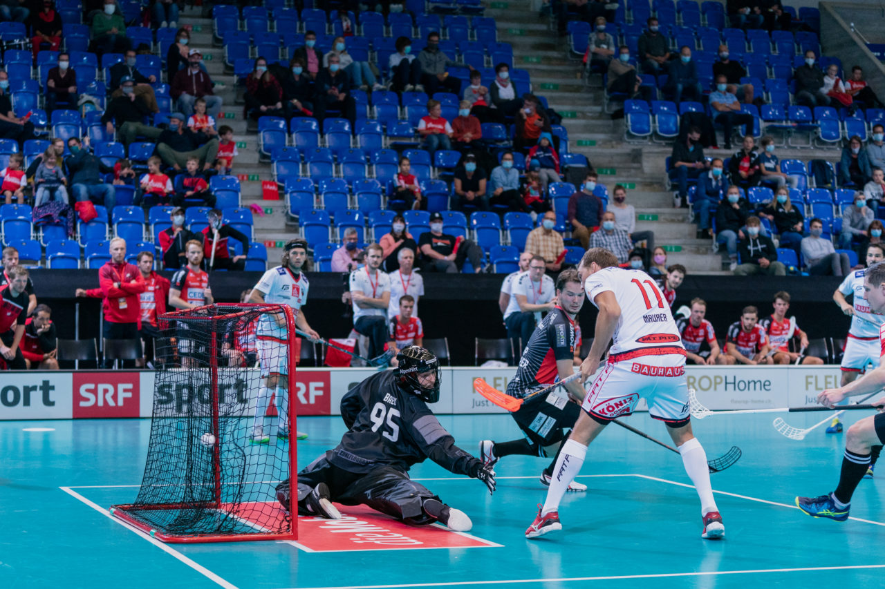 Supercup Final 4, Final Männer, Switzerland: 30.08.2020, Zürich, Saalsporthalle, Manuel Maurer (Nr. 11, Floorball Köniz) trifft

Credit: Claudio Schwarz, unihockey-fotos.ch