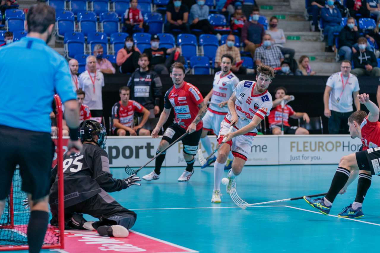 Supercup Final 4, Final Männer, Switzerland: 30.08.2020, Zürich, Saalsporthalle, Jonas Ledergerber (Nr. 55, Floorball Köniz) schiesst

Credit: Claudio Schwarz, unihockey-fotos.ch