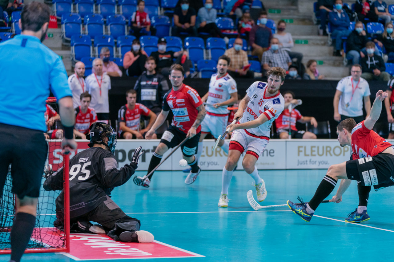 Supercup Final 4, Final Männer, Switzerland: 30.08.2020, Zürich, Saalsporthalle, Jonas Ledergerber (Nr. 55, Floorball Köniz) schiesst

Credit: Claudio Schwarz, unihockey-fotos.ch