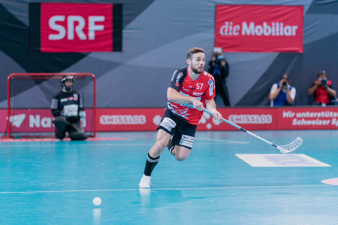 Supercup Final 4, Final Männer, Switzerland: 30.08.2020, Zürich, Saalsporthalle, Tim Braillard (Nr. 57, Alligator Malans) spielt den Ball

Credit: Claudio Schwarz, unihockey-fotos.ch