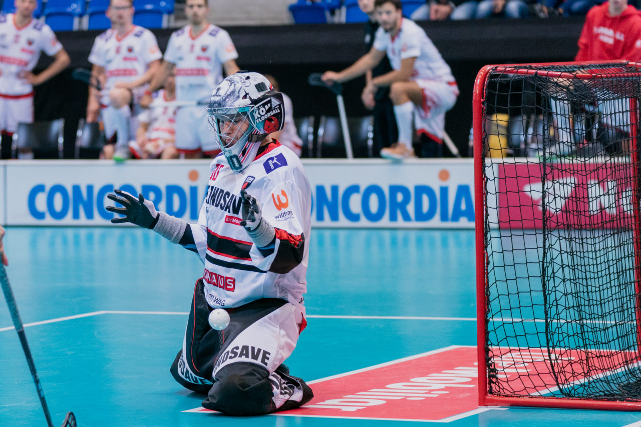 Supercup Final 4, Final Männer, Switzerland: 30.08.2020, Zürich, Saalsporthalle, Patrick Eder (Nr. 30, Floorball Köniz) wehrt ab

Credit: Claudio Schwarz, unihockey-fotos.ch