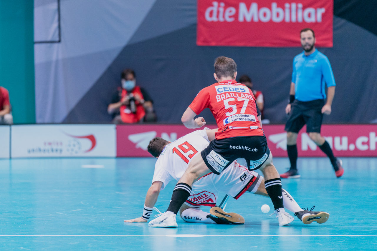 Supercup Final 4, Final Männer, Switzerland: 30.08.2020, Zürich, Saalsporthalle, Tim Braillard (Nr. 57, Alligator Malans) bedrängt Luca Sigrist (Nr. 19, Floorball Köniz) 

Credit: Claudio Schwarz, unihockey-fotos.ch