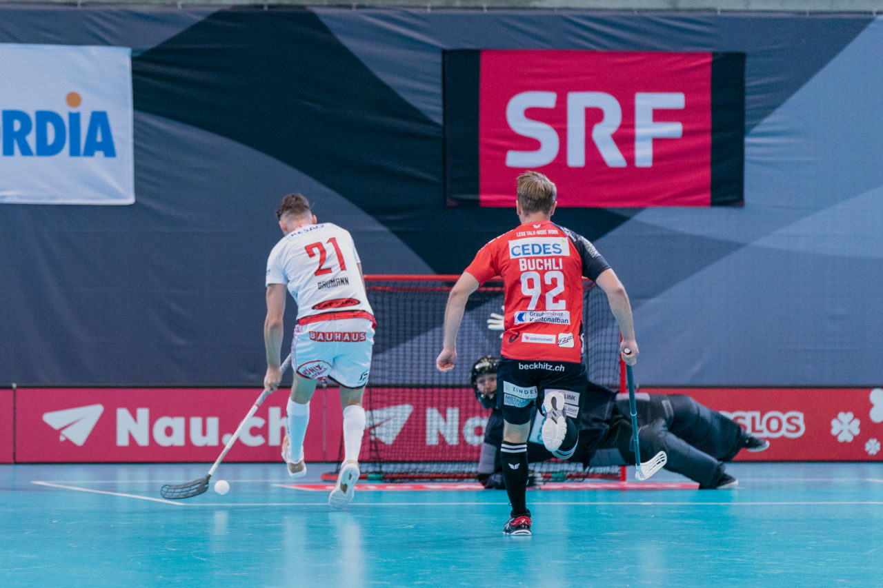 Supercup Final 4, Final Männer, Switzerland: 30.08.2020, Zürich, Saalsporthalle, Reto Baumann (Nr. 21, Floorball Köniz) vergibt

Credit: Claudio Schwarz, unihockey-fotos.ch