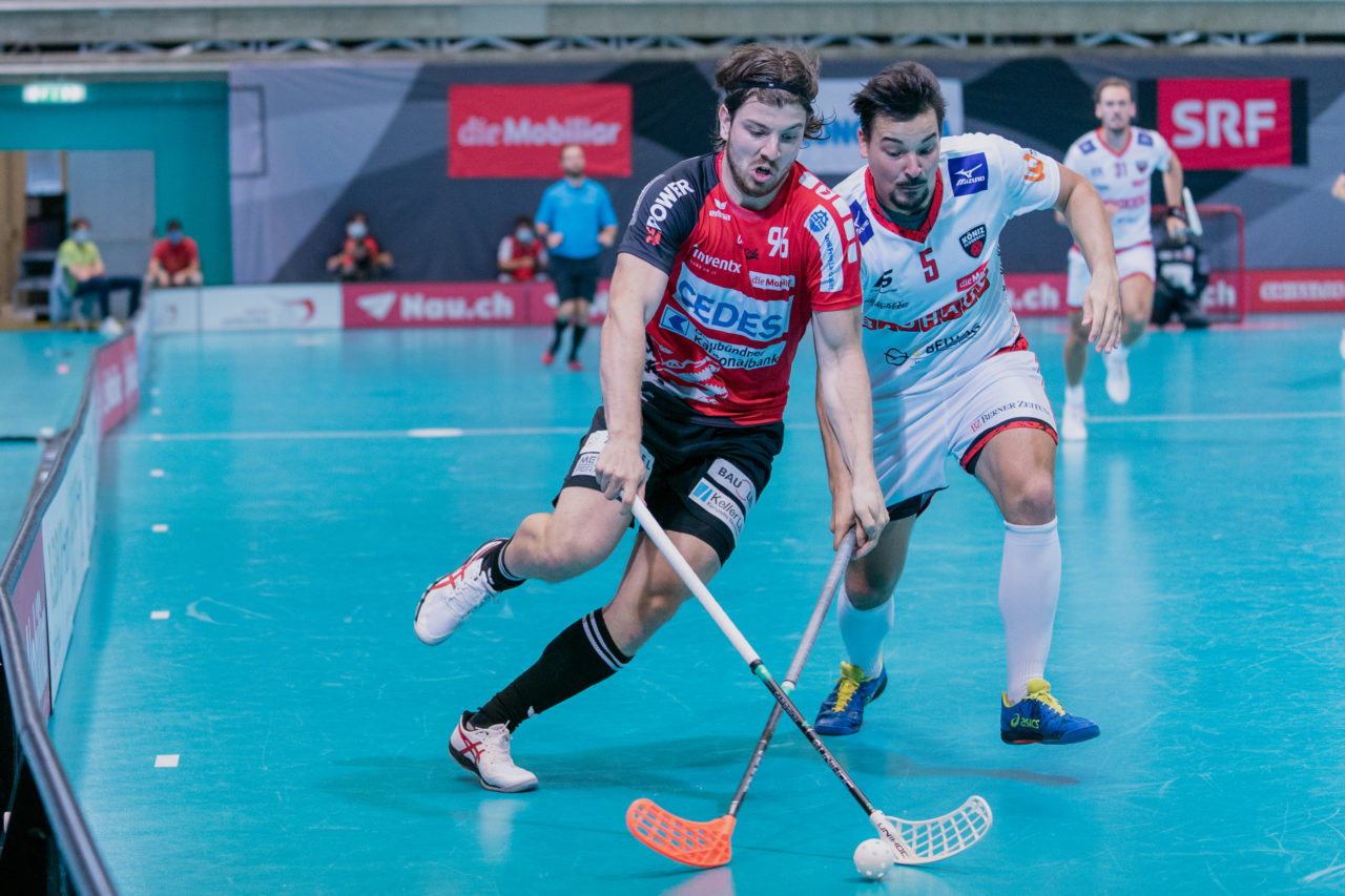 Supercup Final 4, Final Männer, Switzerland: 30.08.2020, Zürich, Saalsporthalle, Dan Hartmann (Nr. 96, Alligator Malans) im Zweikampf mit Martin Kisugite (Nr. 5, Floorball Köniz) 

Credit: Claudio Schwarz, unihockey-fotos.ch