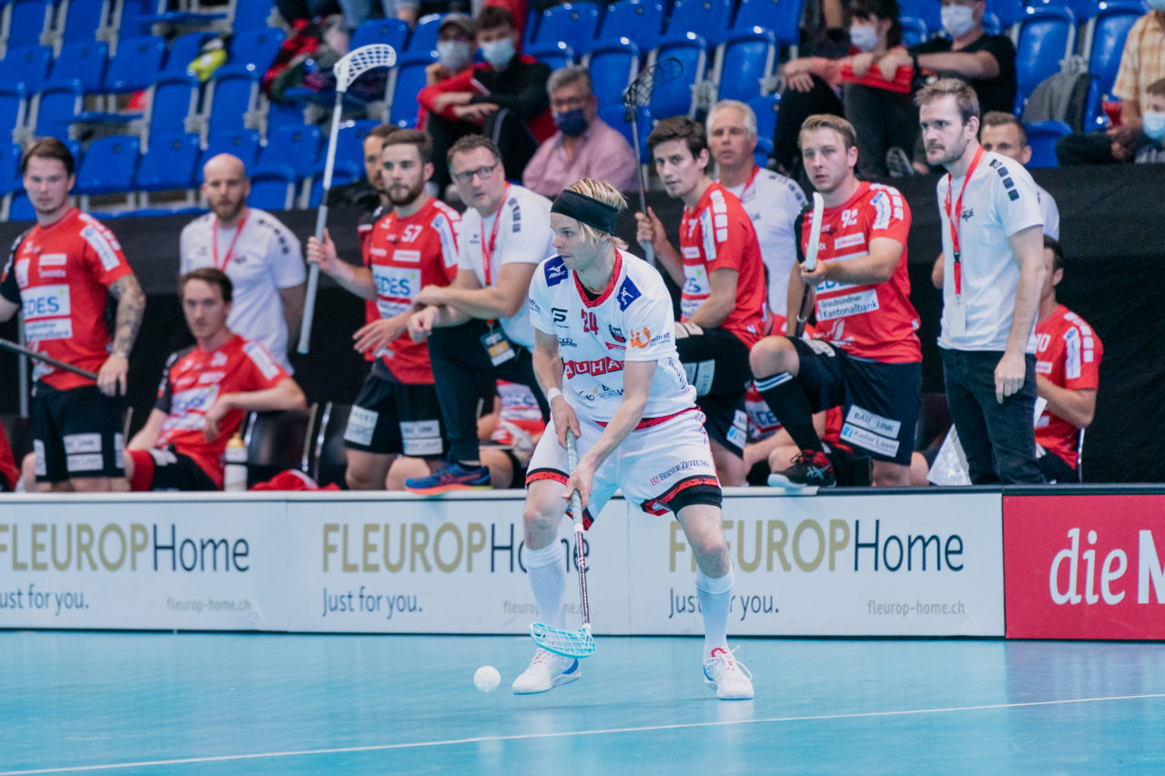 Supercup Final 4, Final Männer, Switzerland: 30.08.2020, Zürich, Saalsporthalle, Jyrki Holopainen (Nr. 24, Floorball Köniz) am Ball

Credit: Claudio Schwarz, unihockey-fotos.ch