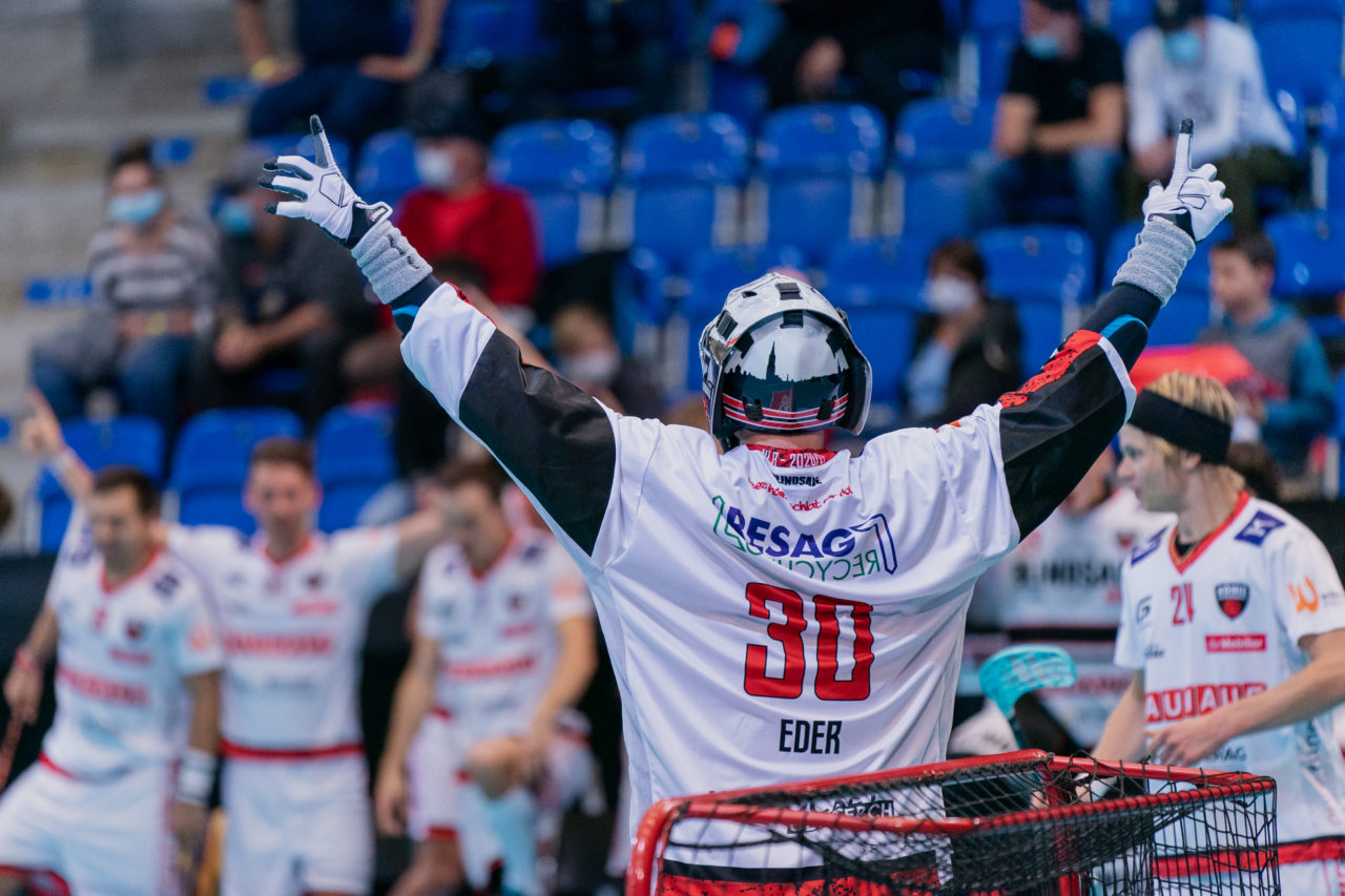 Supercup Final 4, Final Männer, Switzerland: 30.08.2020, Zürich, Saalsporthalle, Patrick Eder (Nr. 30, Floorball Köniz)  bejubelt den Supercup Sieg

Credit: Claudio Schwarz, unihockey-fotos.ch