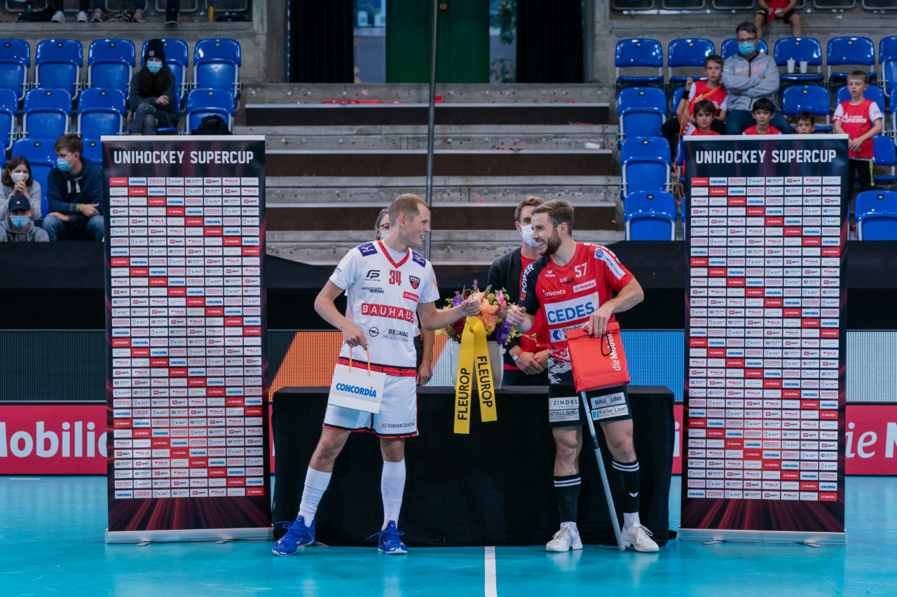 Supercup Final 4, Final Männer, Switzerland: 30.08.2020, Zürich, Saalsporthalle, Best-Player Pascal Michel (Nr. 34, Floorball Köniz) und Tim Braillard (Nr. 57, Alligator Malans) 

Credit: Claudio Schwarz, unihockey-fotos.ch