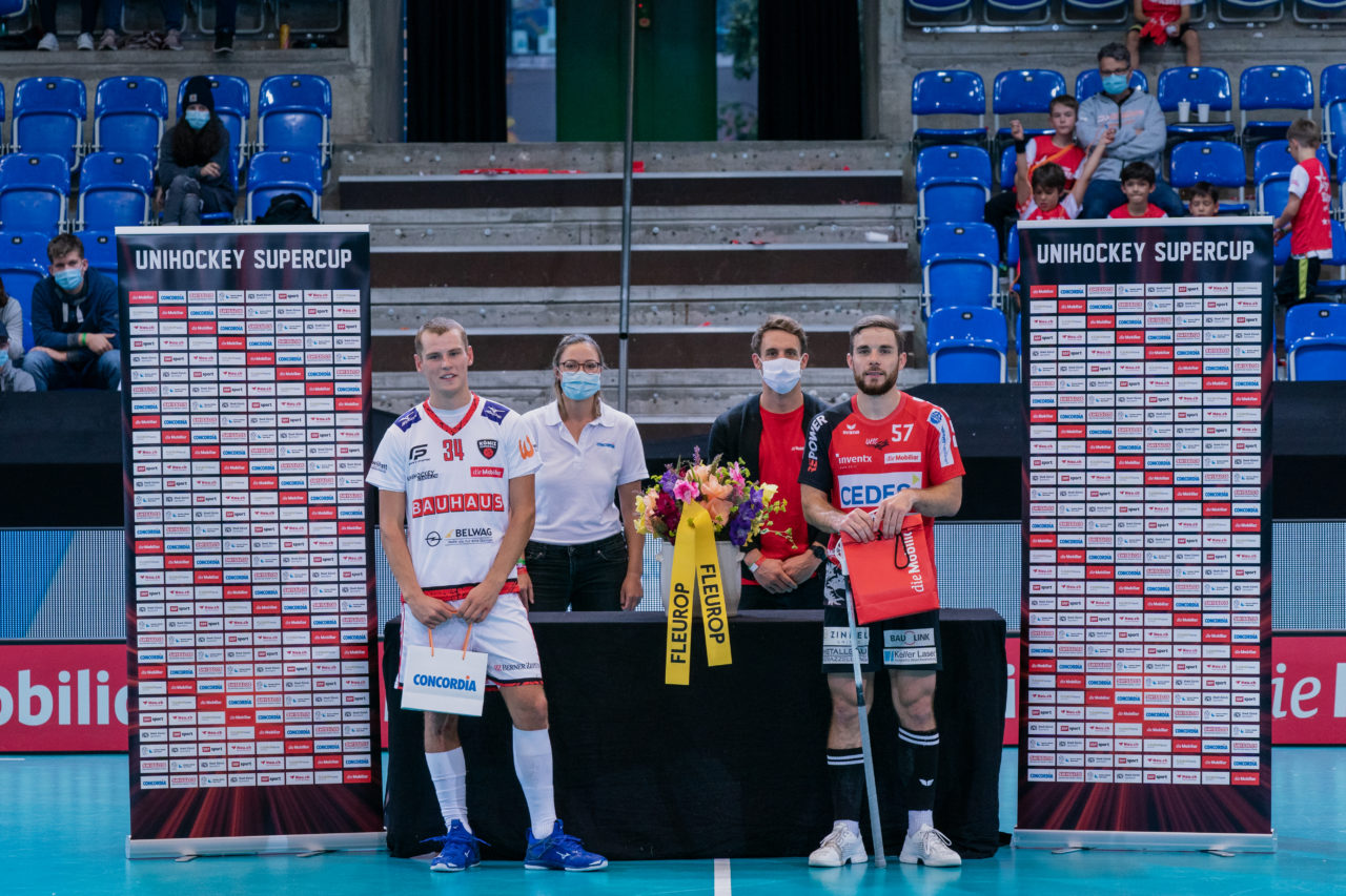 Supercup Final 4, Final Männer, Switzerland: 30.08.2020, Zürich, Saalsporthalle, Best-Player Pascal Michel (Nr. 34, Floorball Köniz) und Tim Braillard (Nr. 57, Alligator Malans) 

Credit: Claudio Schwarz, unihockey-fotos.ch