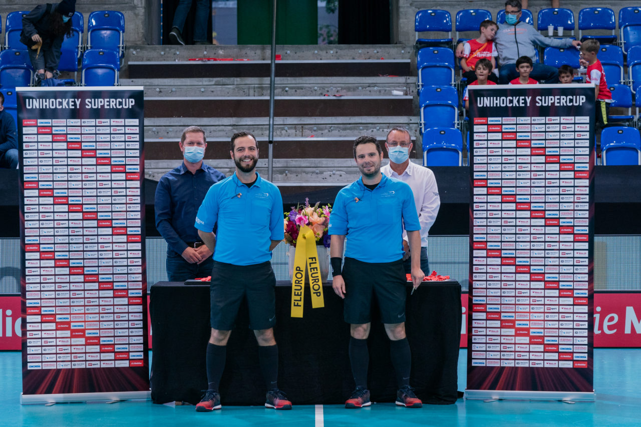 Supercup Final 4, Final Männer, Switzerland: 30.08.2020, Zürich, Saalsporthalle, die Schiedsrichter werden geehrt

Credit: Claudio Schwarz, unihockey-fotos.ch