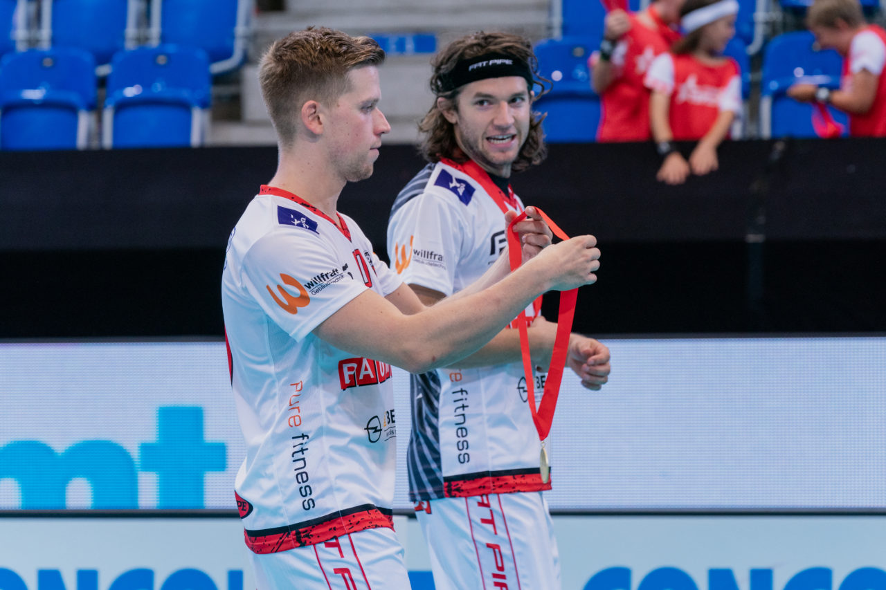 Supercup Final 4, Final Männer, Switzerland: 30.08.2020, Zürich, Saalsporthalle, Oliver Schmocker (Nr. 10, Floorball Köniz) und Manuel Engel (Nr. 93, Floorball Köniz) 

Credit: Claudio Schwarz, unihockey-fotos.ch