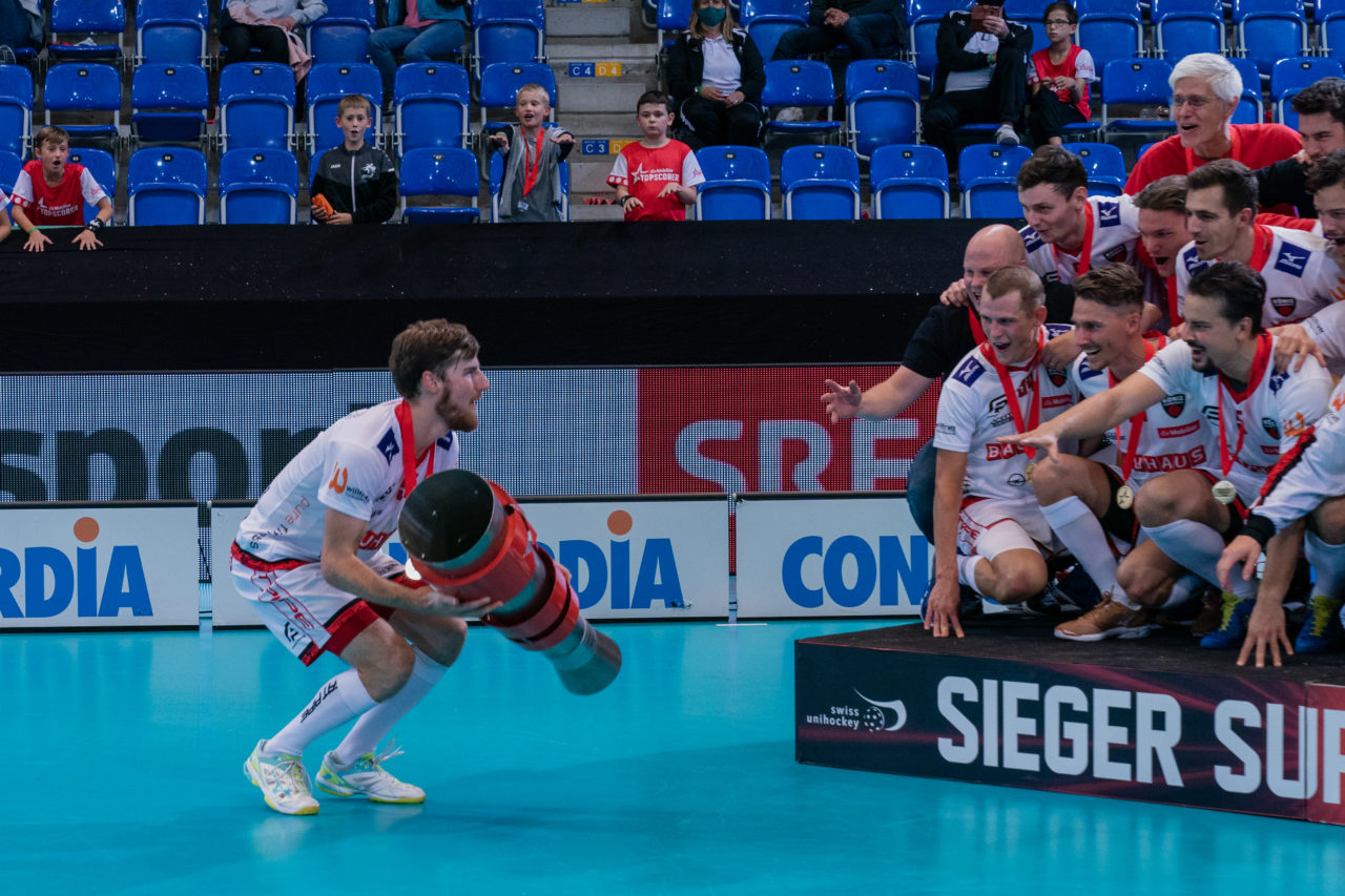 Supercup Final 4, Final Männer, Switzerland: 30.08.2020, Zürich, Saalsporthalle, Jonas Ledergerber (Nr. 55, Floorball Köniz) mit dem Pokal

Credit: Claudio Schwarz, unihockey-fotos.ch