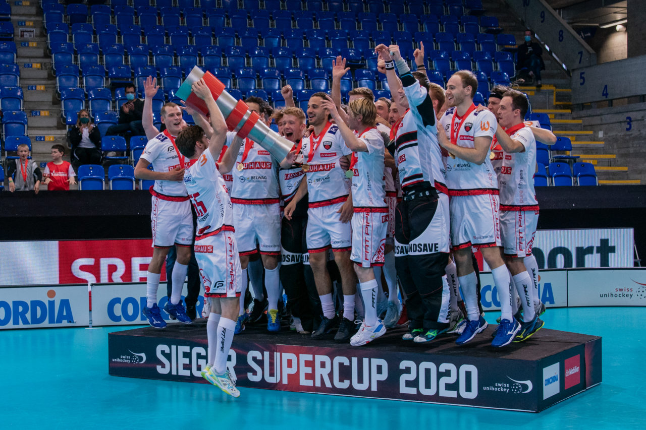 Supercup Final 4, Final Männer, Switzerland: 30.08.2020, Zürich, Saalsporthalle, Jonas Ledergerber (Nr. 55, Floorball Köniz) mit dem Pokal

Credit: Claudio Schwarz, unihockey-fotos.ch