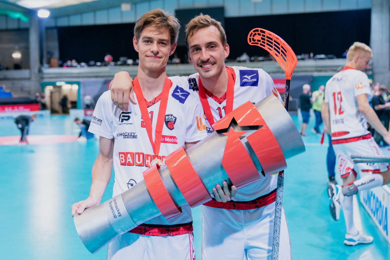 Supercup Final 4, Final Männer, Switzerland: 30.08.2020, Zürich, Saalsporthalle, Raul Willfratt (Nr. 51, Floorball Köniz) und Manül Maurer (Nr. 11, Floorball Köniz) mit dem Pokal

Credit: Claudio Schwarz, unihockey-fotos.ch