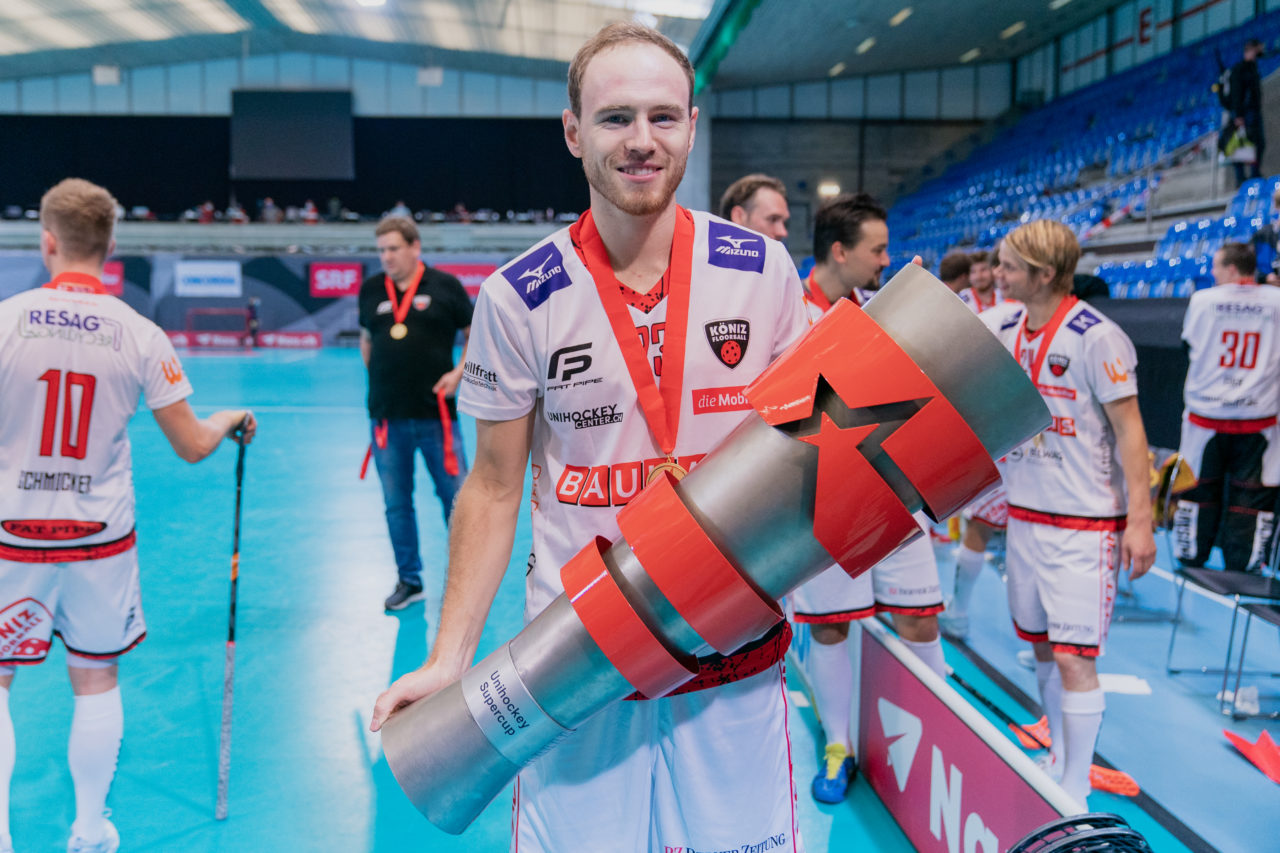 Supercup Final 4, Final Männer, Switzerland: 30.08.2020, Zürich, Saalsporthalle, Stefan Hutzli (Nr. 23, Floorball Köniz) mit dem Pokal

Credit: Claudio Schwarz, unihockey-fotos.ch