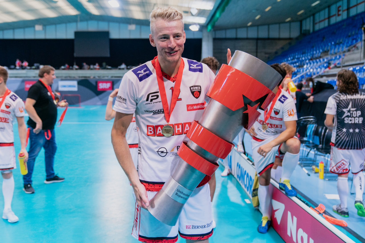 Supercup Final 4, Final Männer, Switzerland: 30.08.2020, Zürich, Saalsporthalle, Tim Aebersold (Nr. 12, Floorball Köniz) mit dem Pokal

Credit: Claudio Schwarz, unihockey-fotos.ch