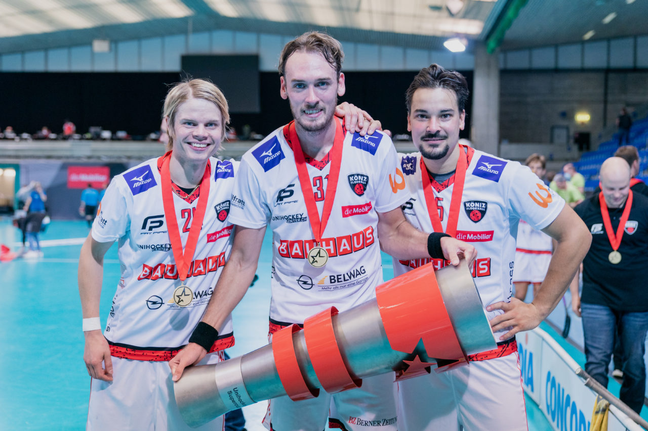 Supercup Final 4, Final Männer, Switzerland: 30.08.2020, Zürich, Saalsporthalle, Jyrki Holopainen (Nr. 24, Floorball Köniz), Simon Jirebeck (Nr. 31, Floorball Köniz) und Martin Kisugite (Nr. 5, Floorball Köniz) mit dem Pokal

Credit: Claudio Schwarz, unihockey-fotos.ch
